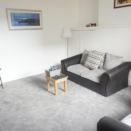 Flat 2 Opposite Travel Lodge 콜윈베이 외부 사진