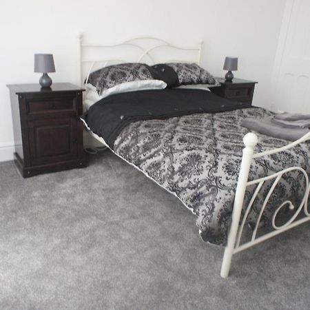 Flat 2 Opposite Travel Lodge 콜윈베이 외부 사진