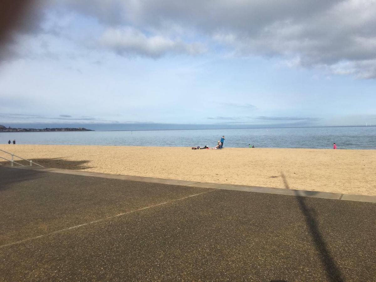 Flat 2 Opposite Travel Lodge 콜윈베이 외부 사진
