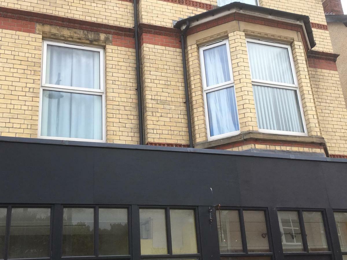 Flat 2 Opposite Travel Lodge 콜윈베이 외부 사진