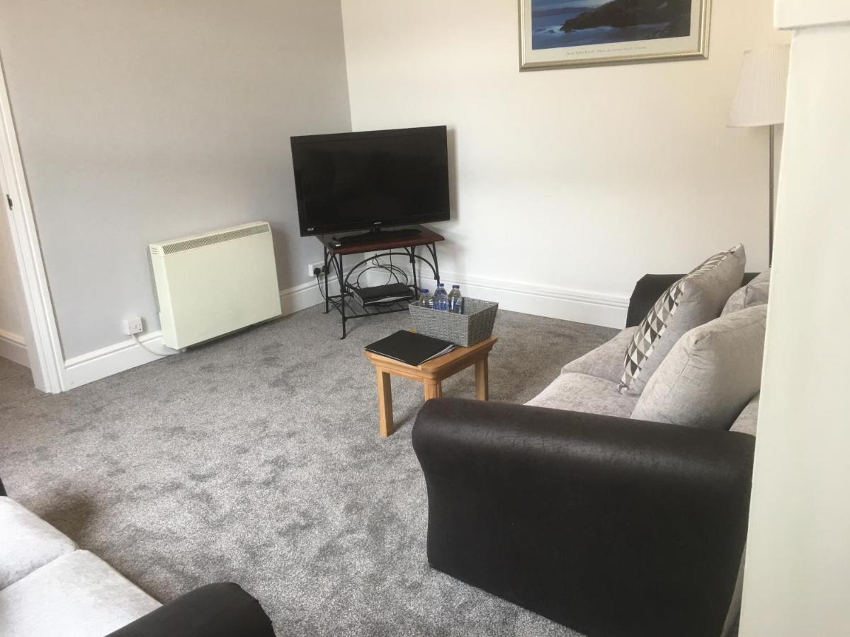 Flat 2 Opposite Travel Lodge 콜윈베이 외부 사진
