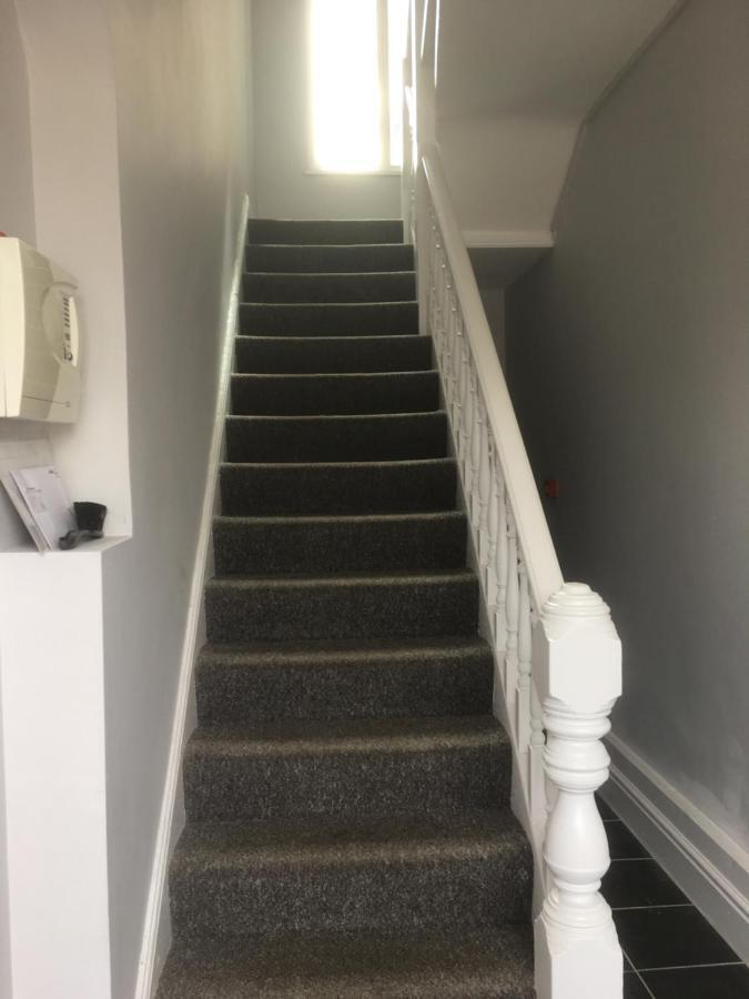Flat 2 Opposite Travel Lodge 콜윈베이 외부 사진