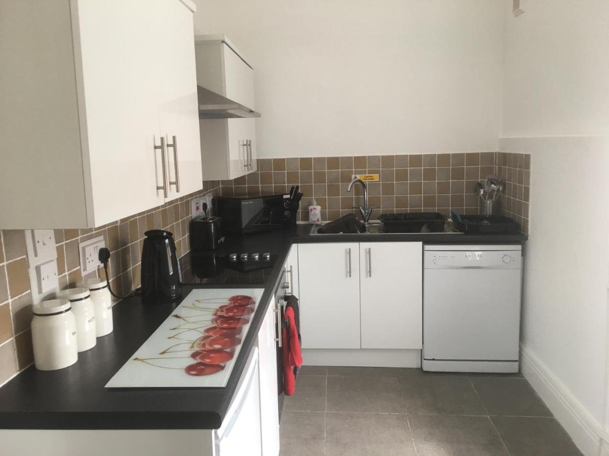 Flat 2 Opposite Travel Lodge 콜윈베이 외부 사진