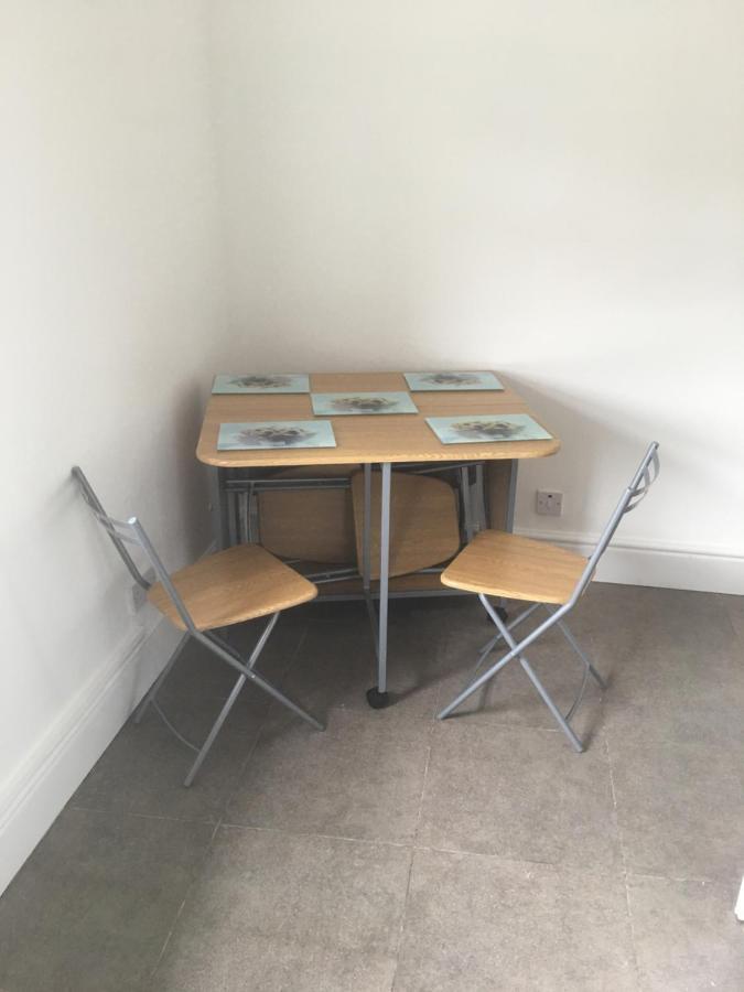 Flat 2 Opposite Travel Lodge 콜윈베이 외부 사진