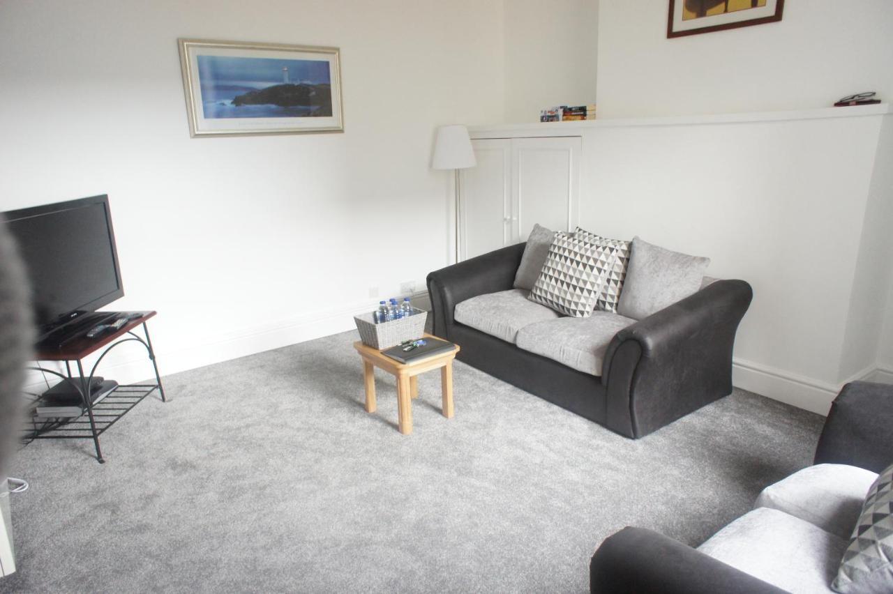 Flat 2 Opposite Travel Lodge 콜윈베이 외부 사진