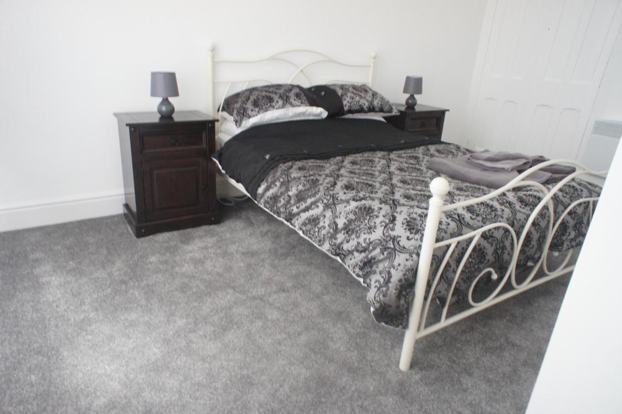 Flat 2 Opposite Travel Lodge 콜윈베이 외부 사진
