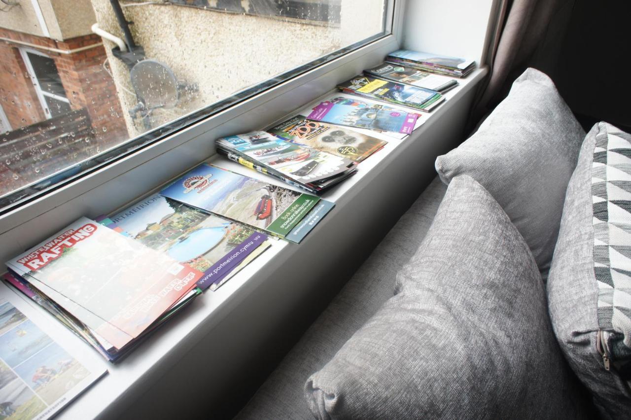 Flat 2 Opposite Travel Lodge 콜윈베이 외부 사진