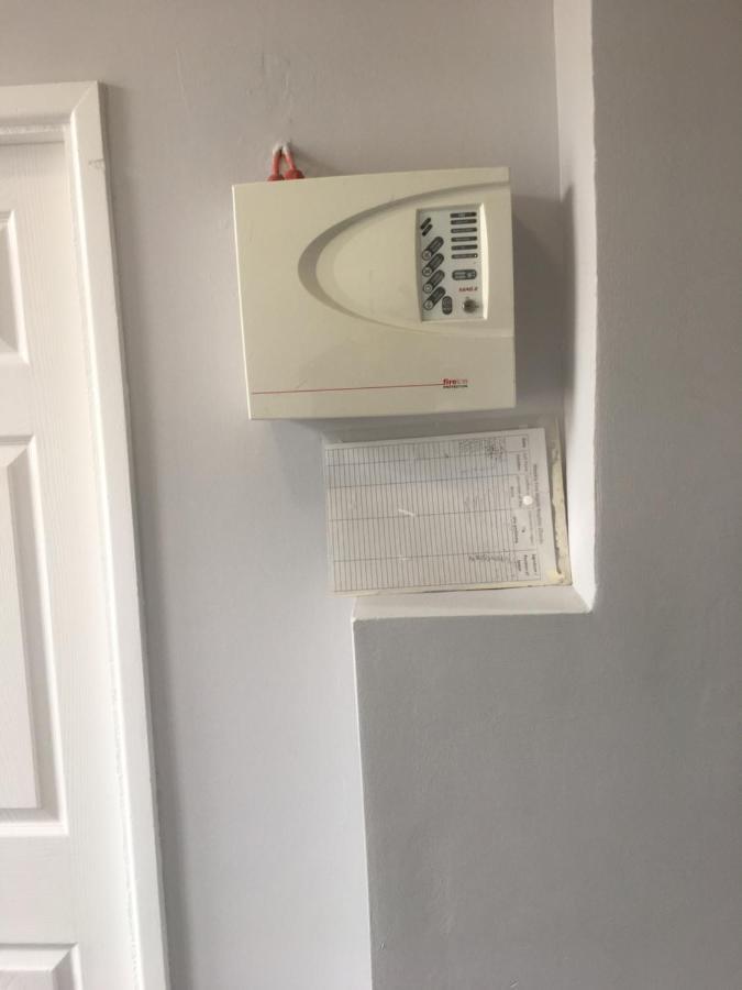 Flat 2 Opposite Travel Lodge 콜윈베이 외부 사진