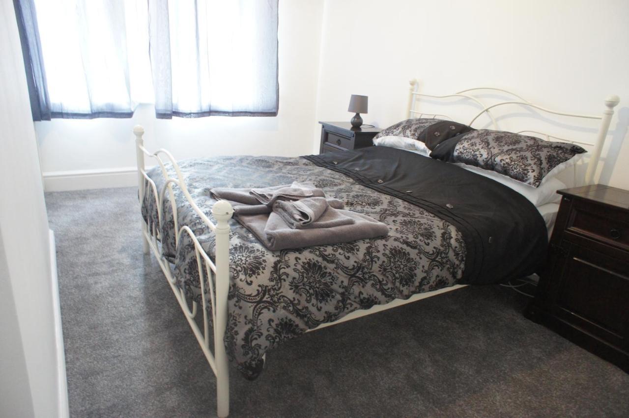 Flat 2 Opposite Travel Lodge 콜윈베이 외부 사진