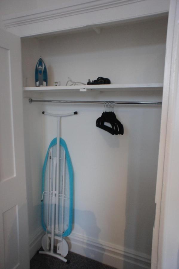 Flat 2 Opposite Travel Lodge 콜윈베이 외부 사진