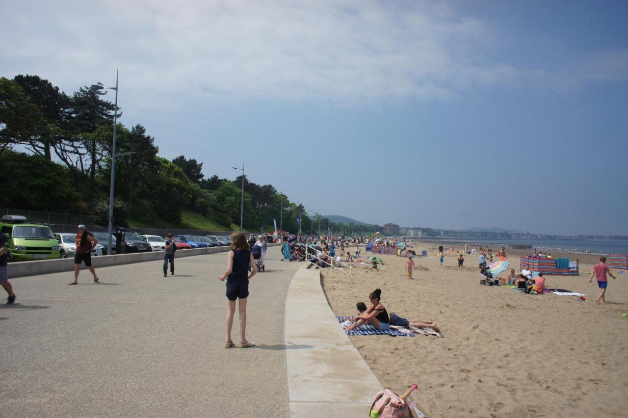 Flat 2 Opposite Travel Lodge 콜윈베이 외부 사진
